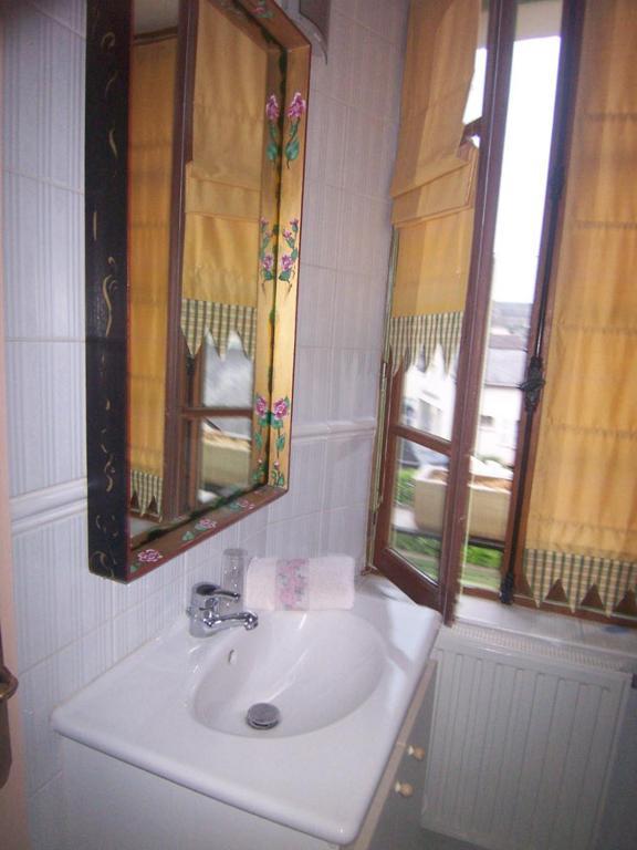 Logis Deritel Acomodação com café da manhã Montsûrs Quarto foto